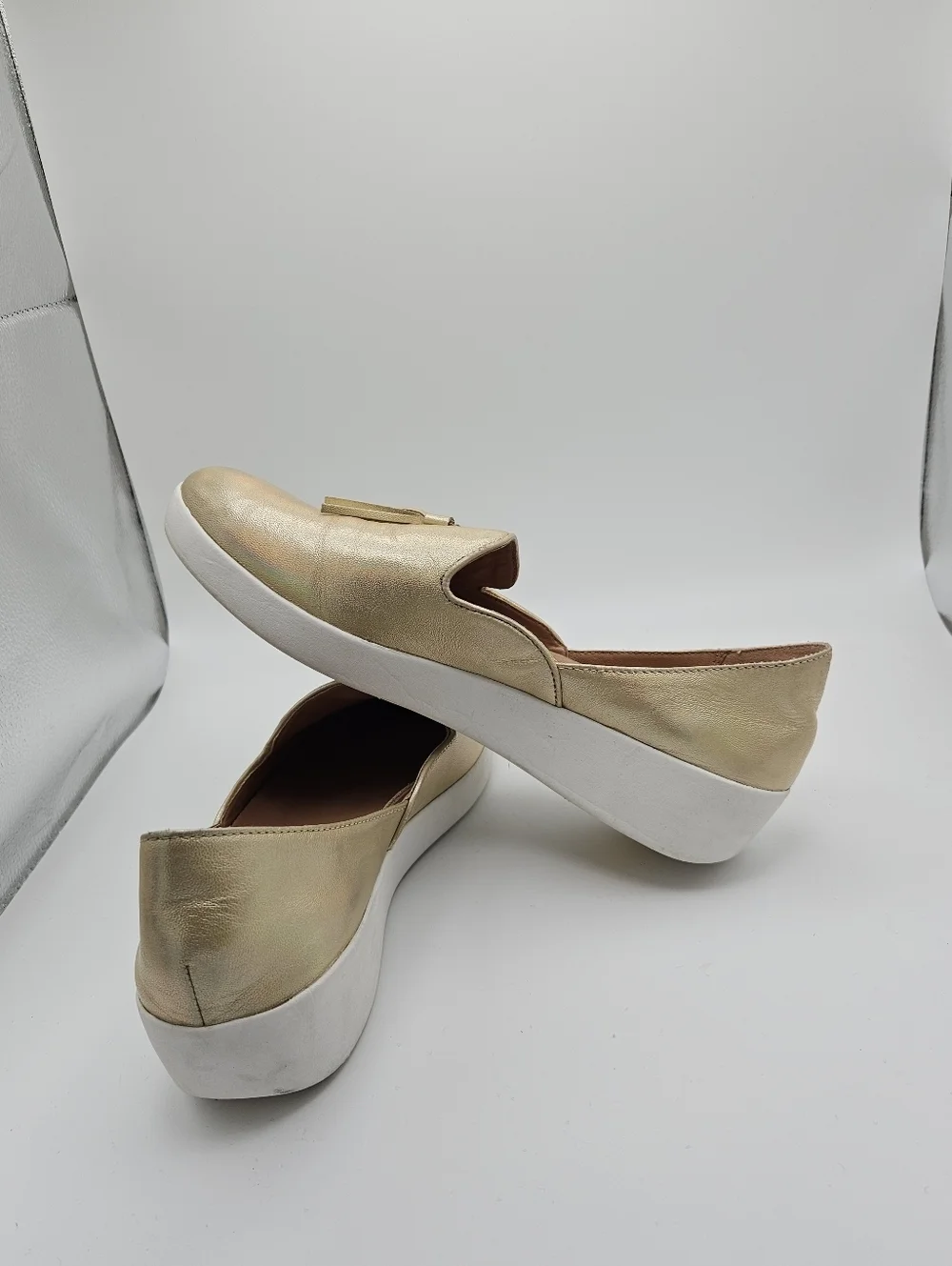 Fitflop Superskate leather tassel loafers gold with rainbow iridescence size 8.5